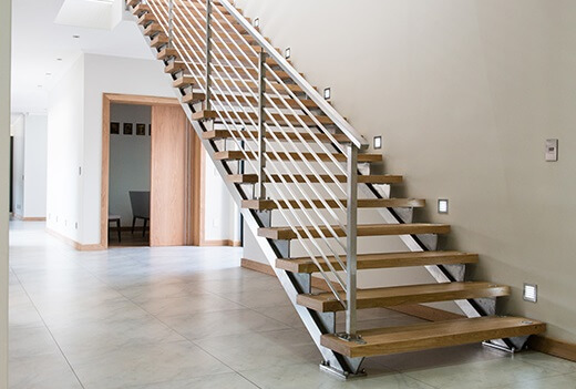 Quels sont les avantages et inconvénients d'un escalier droit?